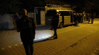 İki oğluyla ev baskınına gitti bı&ccedil;aklandı