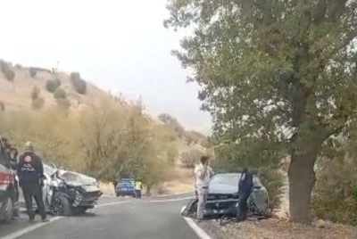 İki otomobil &ccedil;arpıştı: 10 yaralı