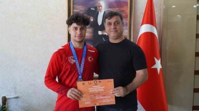 İl M&uuml;d&uuml;r&uuml; Yunus &Ouml;zt&uuml;rk&rsquo;ten milli g&uuml;reş&ccedil;iye tebrik
