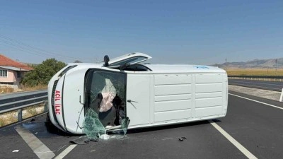 İlaç taşıyan araç bariyerlere çarparak devrildi