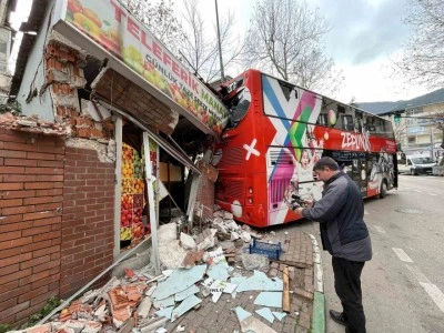 İmdat freni boşalan &ouml;ğrenci otob&uuml;s&uuml; manava daldı...
