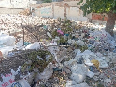 İnalıoğlu Caddesi'nde alarm veren g&ouml;r&uuml;nt&uuml;: Boş alan &ccedil;&ouml;p yığınına d&ouml;nd&uuml;