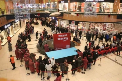 İndirim i&ccedil;in geceden &ccedil;adır kurup 8 saat yağmur altında beklediler