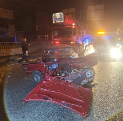 İnegöl'de Trafik Kazası: Kontrolden Çıkan Araç Bariyerlere Çarptı, 2 Yaralı