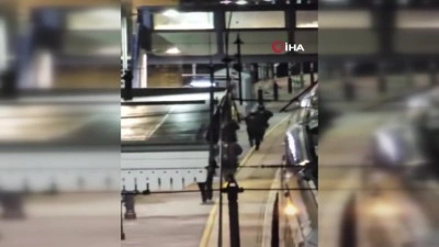 İngiltere&rsquo;deki trende bı&ccedil;aklı saldırı: 9&rsquo;u ağır 10 yaralı