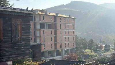 İnşaat &ccedil;atısında tehlikeli &ccedil;alışma kameraya yansıdı