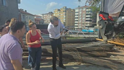 İnşaat demirlerinin altına sıkışan kediyi kurtarmak için zamanla yarıştılar