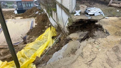 İnşaat kazısında toprak kaydı, yolun bir b&ouml;l&uuml;m&uuml; &ccedil;&ouml;kt&uuml;