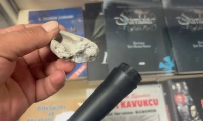 İnternetten aldığı mikrofonun içinden beton çıktı