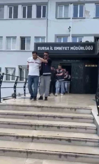 Polis ikinci kişi rol&uuml;ne girip şebekeyi &ccedil;&ouml;kertti