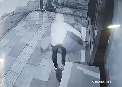 İş yeri önündeki dolabı çaldı, o anlar kamerada