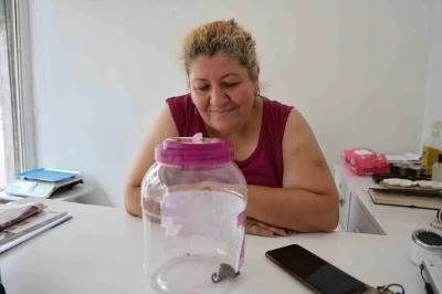 Kadın Esnaf Akrep'e bidon i&ccedil;inde bakıyor