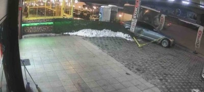 İşçi servisinin kırmızı ışıkta bekleyen araçlara çarptığı kaza kamerada