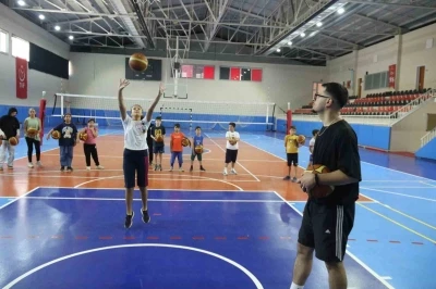 İşitme engelli Ko&ccedil; Fikret S&ouml;zen, parkenin yıldızlarını yetiştiriyor