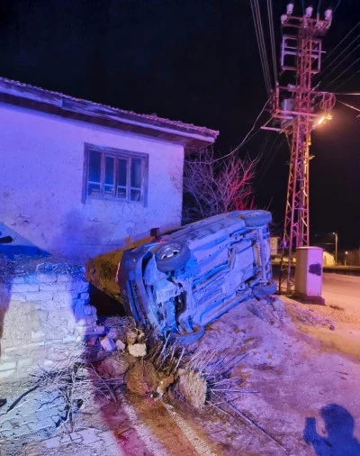 İsparta’da Trafik Kazası: 18 Yaşındaki Sürücü ve Yolcu Yaralandı