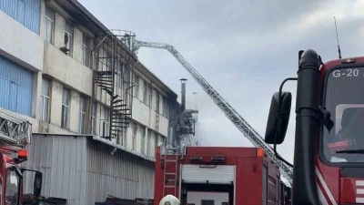 İstanbul’da kauçuk imalathanesinden alevler yükseldi