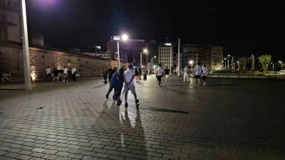 Şimşekler geceyi aydınlattı