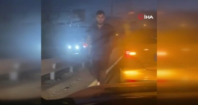 İstanbul’da taksi şoförü önünü kestiği otomobile saldırdı: O anlar kamerada