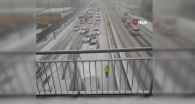 İstanbul’da yollar beyaza büründü, araçlar yollarda kaldı
