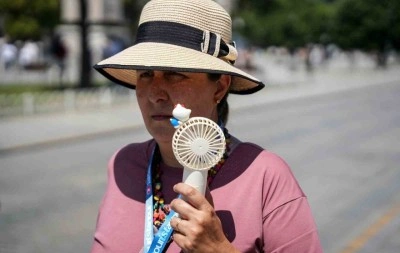 Turistler el vantilatörleri ile serinlediler