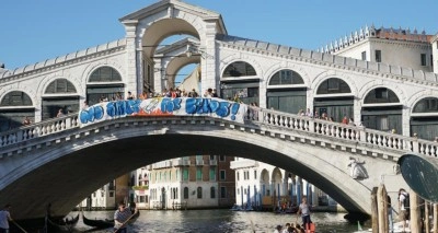 İtalya'daki Düğün Törenine Protesto Gösterisi