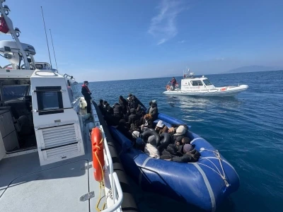 Denizde s&uuml;r&uuml;klenen bottaki 30 g&ouml;&ccedil;men kurtarıldı