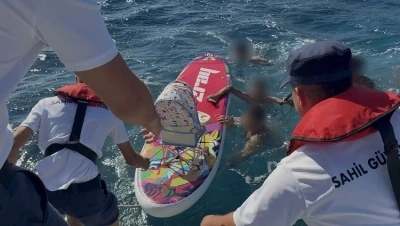 K&uuml;rek s&ouml;rf&uuml; yaparken denizde s&uuml;r&uuml;klenen 5 kişi kurtarıldı