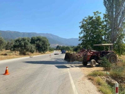 İzmir’de motosiklet ile traktör çarpıştı: 1 ağır yaralı