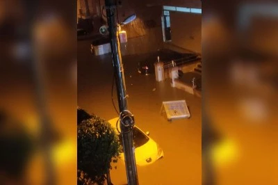 İzmir'de Sağanak Yağış Hayatı Felç Etti