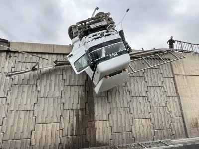 İzmir'de Tır Viyadükte Askıda Kaldı