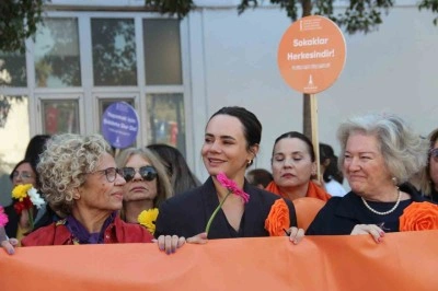 İzmirli kadınlardan &rsquo;turuncu&rsquo; y&uuml;r&uuml;y&uuml;ş