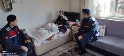 Jandarma 94 yaşındaki Esma Teyzeyi unutmadı