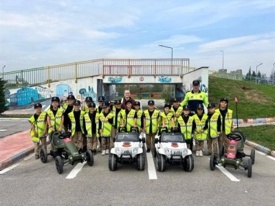 Jandarma ekipleri &ouml;ğrencilere trafik kurallarını uygulamalı anlatıyor