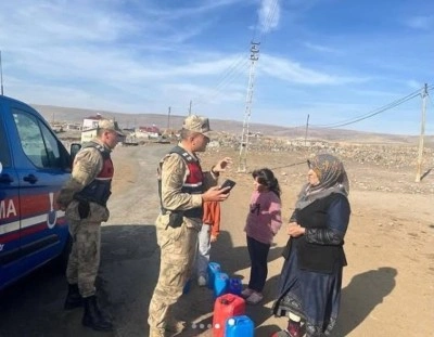 Jandarma kadına y&ouml;nelik şiddeti &ouml;nlemek i&ccedil;in kapı kapı dolaşıyor