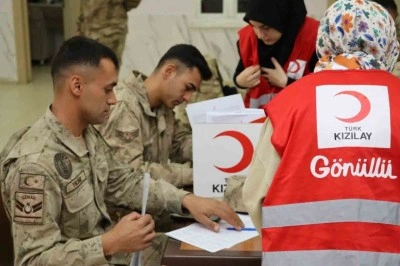 Jandarma personelinden Kızılay&rsquo;a kan bağışı desteği