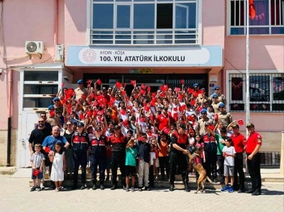 Jandarma Ekipleri, Öğrencilere Hediye Vererek Tatilin Keyfini Çıkardı