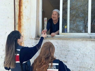 Jandarma yaşlı çınarları unutmadı