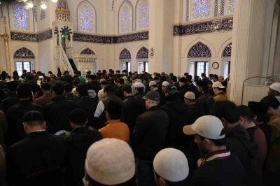 Japonya&rsquo;daki Tokyo Camii&rsquo;nde bayram namazı yoğun katılım nedeniyle 5 kez kılındı