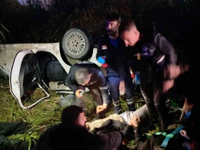 Ka&ccedil;ak g&ouml;&ccedil;men taşıyan otomobil Asi Nehri&rsquo;ne u&ccedil;tu: 9 yaralı