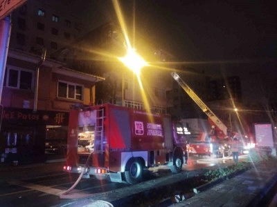 Kadıköy’de 4 katlı binada yangın: 2 kişi dumandan etkilendi