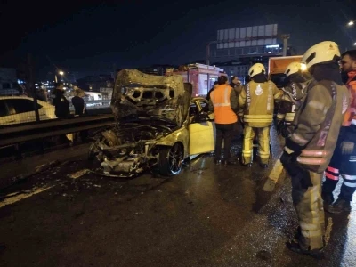 Kadık&ouml;y&rsquo;de seyir halindeki otomobil yandı