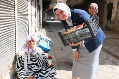Kadın Muhtardan Anneler G&uuml;n&uuml;&rsquo;nde Anlamlı Jest
