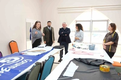 Kadınlar afişleri şık &ccedil;antalara d&ouml;n&uuml;şt&uuml;r&uuml;yor