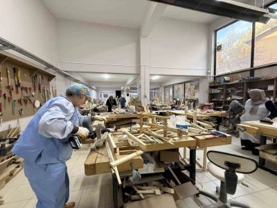 Kadınlar ahşap at&ouml;lyesinde hem &ouml;ğreniyor hem &uuml;retiyor