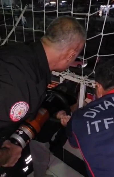 Kafası Balkon Korkuluklarına Sıkışan Çocuk Kurtarıldı