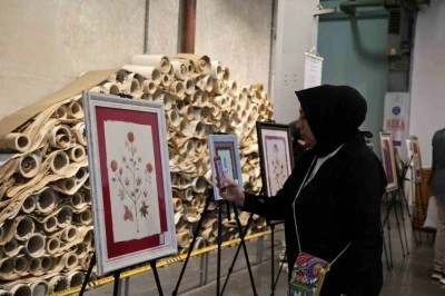 Kağıtta a&ccedil;an &ccedil;i&ccedil;ekler sergisi a&ccedil;ıldı