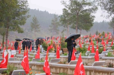 Kahramanmaraş deprem mezarlığında hüzünlü bayram