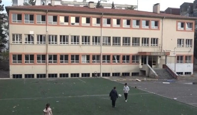 Kahramanmaraş&rsquo;ta yarım asırlık okul yıkılmayı bekliyor