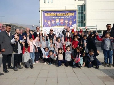 Kahramanmaraşlı minikler, &rsquo;D&uuml;nya &Ccedil;ocuk Hakları G&uuml;n&uuml;&rsquo;n&uuml; kutladı