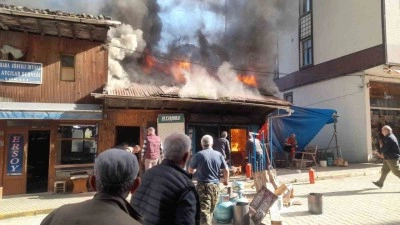 Kalaycı d&uuml;kkanındaki yangını s&ouml;nd&uuml;rmek i&ccedil;in seferber oldular